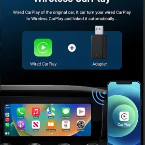 Adaptador CarPlay inalámbrico negro con icono verde y teléfono móvil mostrando interfaz de CarPlay en pantalla táctil de vehículo.